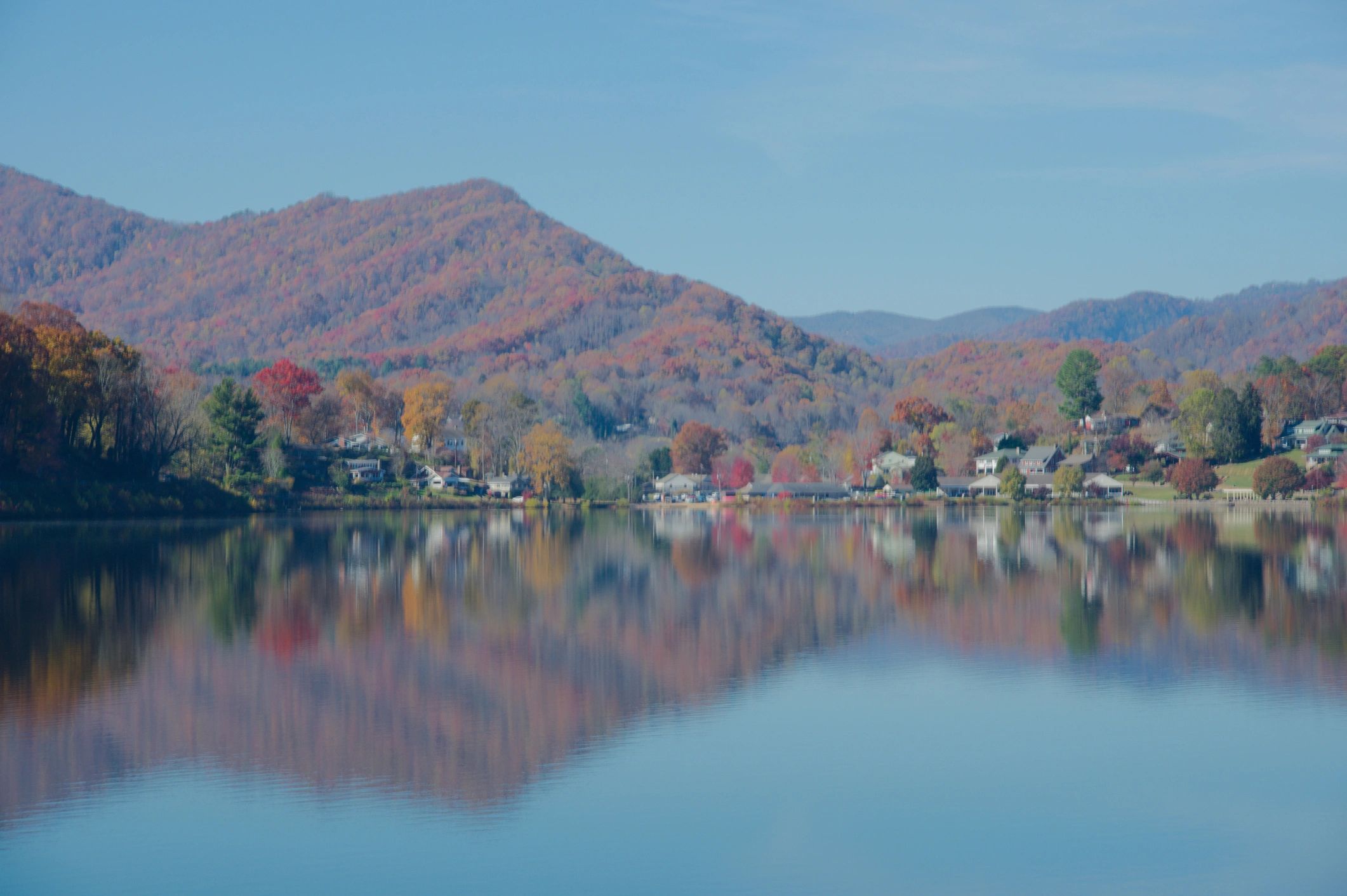 Mountain community by a lake in North Carolina